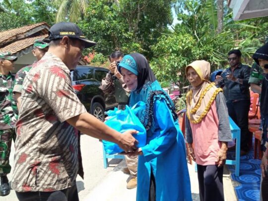 Program TMMD 106 Kodim Cilacap, Sutiyah Terima Sembako