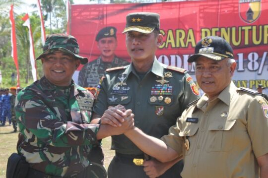 Pangdiv 2 kostrad, dandim dan bupati di upacara penutupan TMMD