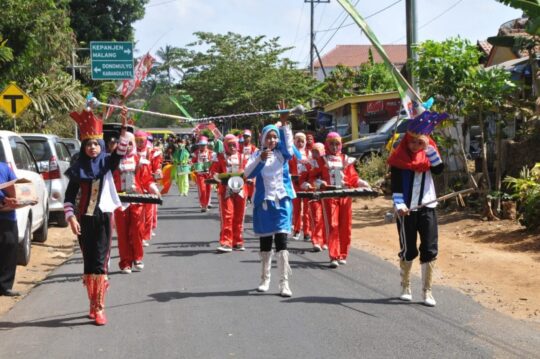 Marching band pelajar Kedungsalam iringi penutupan TMMD 106 Kodim 0818
