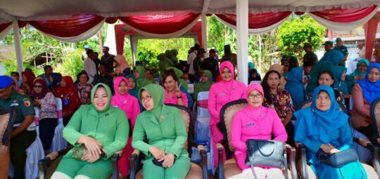 Para Istri TNI dan Polri ikut hadir pada Upacara Penutupan TMMD ke 106 Kodim 0818