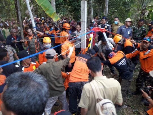 Danramil 01/Subah bersama Warga Evakuasi Mayat Dalam Sumur