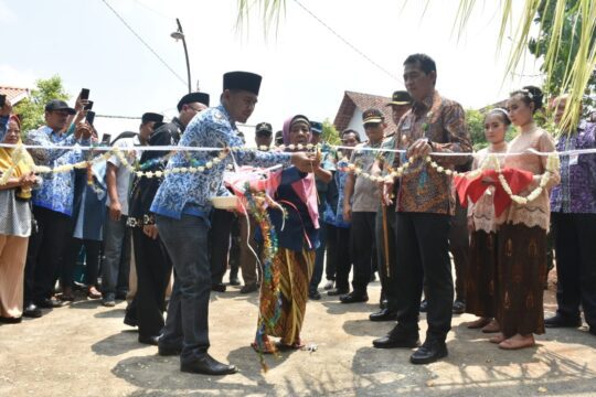 Wakil Bupati  Suyono bersama Mbah Ruriah Resmikan Jalan Di Desa Wonodadi