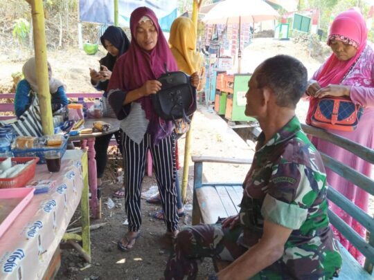 Ibu-Ibu Tempuh Jalan kaki Setengah Jam Untuk Melihat Pesona Krama Cenil