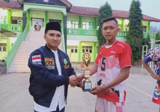 Serahkan Tropi Juara Umum Liga Pelajar NU Batang Kepada PAC IPNU IPPNU