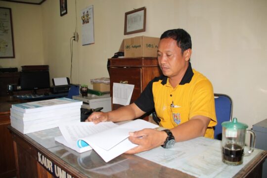 Kades Cilibang Cek Bantuan Buku Hukum Pemkab Cilacap