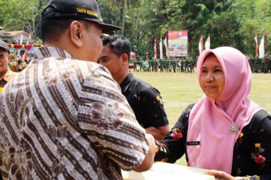 Ketua DPRD Cilacap Juga Serahkan Bantuan Di Lokasi TMMD Reguler