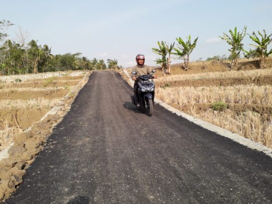 Kades Cilibang Akui Jalan Aspal Hotmix Mempermudah Akses
