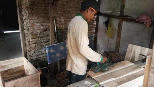 Pesanan Meja Belajar Usaha Warsin, Terus Mengalir