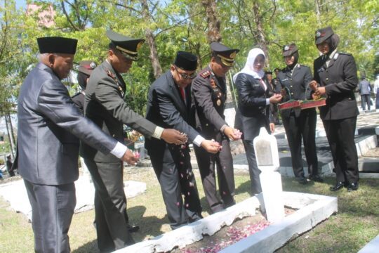 Hari Pahlawan, Dandim 0703 Cilacap Ziarah dan Tabur Bunga di TMP Surengrono
