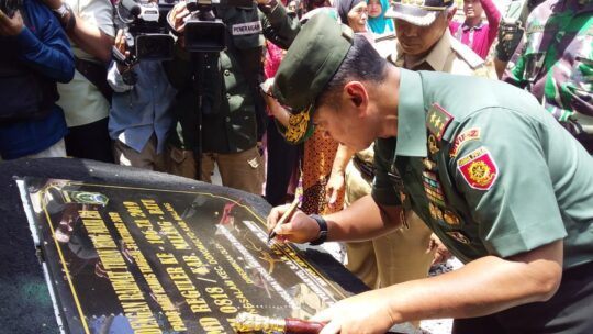 Pendatanganan prasasti TMMD 106 Oleh Pangdiv 2 Kostrad