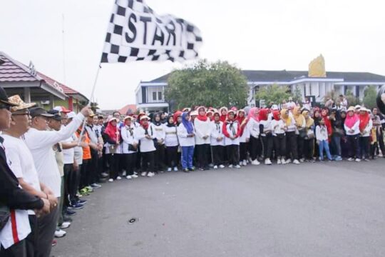 Peringati Hari Ibu, Pemkab Bersama Polres Gelar Jalan Sehat