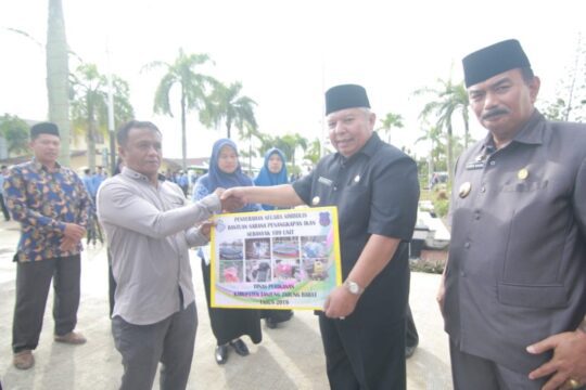 Peringatan Hari Nusantara, Safrial Serahkan Bantuan untuk Nelayan Tanjab Barat