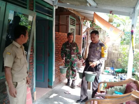 Sinergitas TNI Polri Bantu Bedah Rumah Warga di Kecamatan Jeruklegi