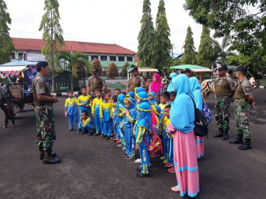 Kunjungan Edukasi, TK Islam Terpadu Az-Zahra Kenalkan TNI Sejak Dini Pada Anak Didiknya