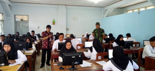 30 Orang Calon Perangkat Desa Kawunganten Ikuti Ujian, Babinsa Awasi Kegiatan Ini