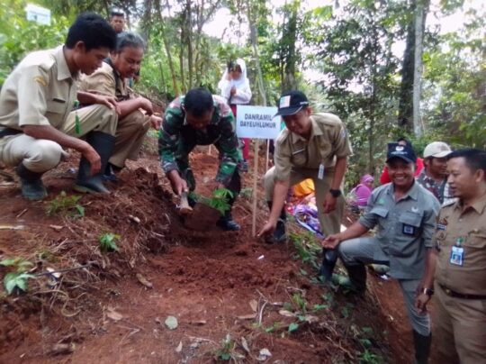 Gerakan Nasional Pemulihan DAS, 300 Bibit Pohon Ditanam di Bukit Glewer, Hanum Dayeuhluhur