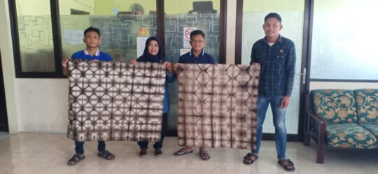 Manggar Legen Jadi Ide Batik Celup Binaan Universitas Wijaya Putra