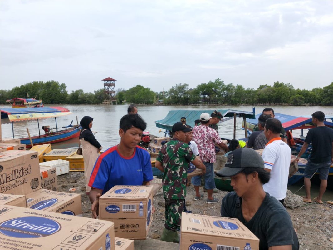 Satgas Banjir Lantamal III, Salurkan Bahan Kontak ke Desa Binaan Lantamal III Korban Banjir
