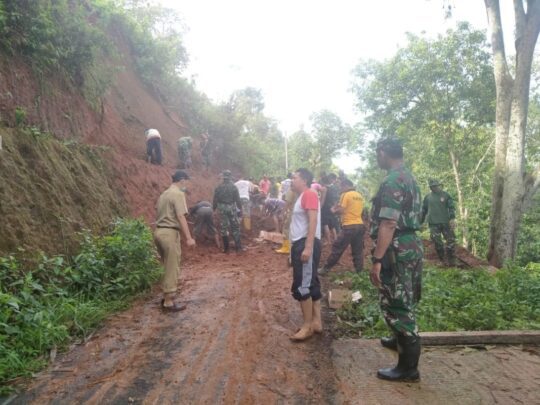 Akibat Longsor,Jalan Penghubung Dua Desa di Kecamatan Tersono Tertutup