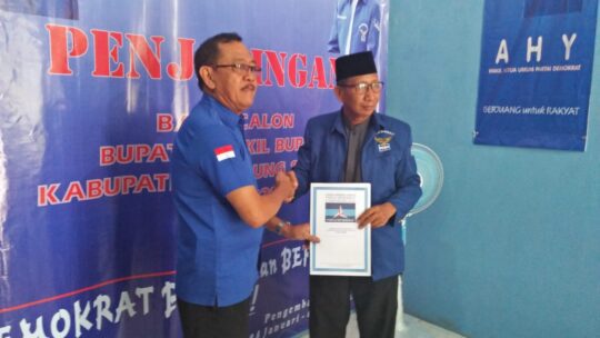 M.Amin Syamsudin.SE Ambil Berkas Pendaftaran Bacalon Wakil Bupati Di DPC Partai Demokrat Lamsel