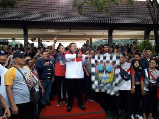 Susilo Bambang Yudoyono ( SBY ) Memberangkatkan Ribuan Peserta Jalan Sehat HUT Pacitan Ke – 275  