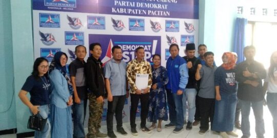 Putra Bupati, Eko Dampingi Aji Ambil Formulir Bacalon di DPC Demokrat
