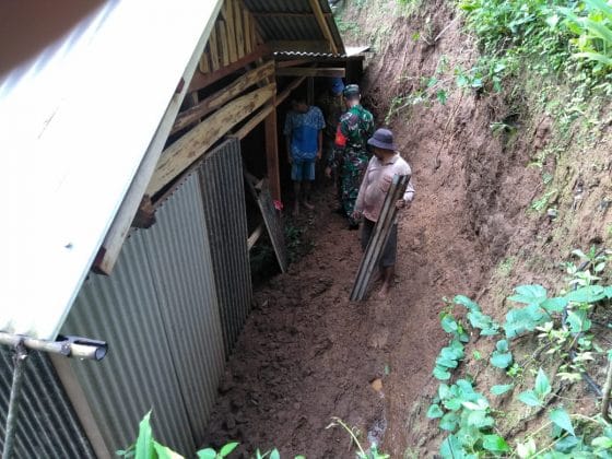 Rumah Suyanto Tertimbun Longsor