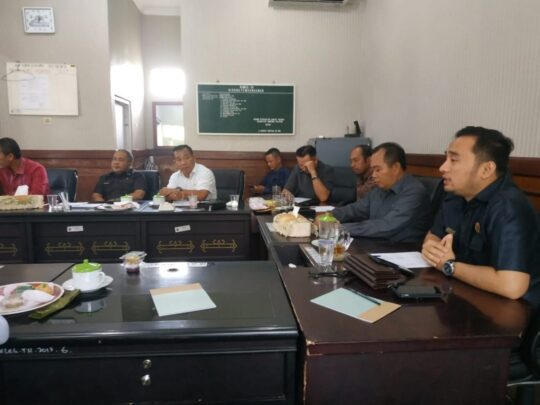 Rapat Dengar Pendapat Antara Komisi III DPRD , Dinas PUPR & Bapeda Lampung Selatan Molor