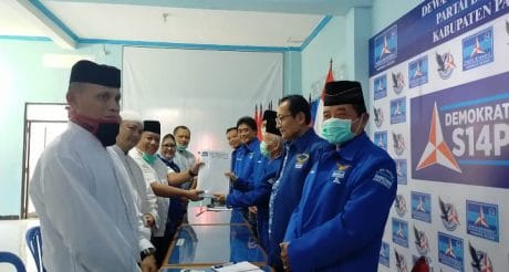 Afghani Kembalikan Formulir Pendaftaran Ke DPD Demokrat Pacitan.