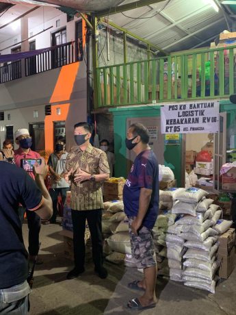 Anggota DPRD DKI Fraksi Nasdem Beri Bantuan Sembako dan Buah Kurma Untuk Korban Kebakaran di Tamansari