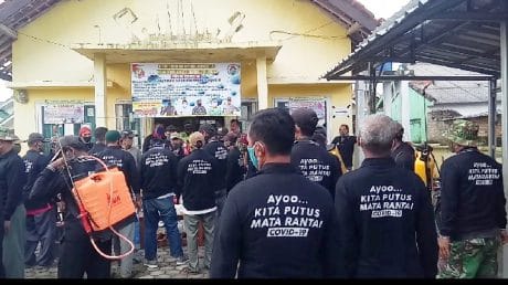 Putus Mata Rantai Covid-19, Tim Relawan Bumi Raya Semprotkan Desinfektan