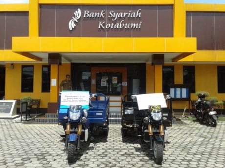 Dihadiri Plt Bupati, Bank Syariah Kotabumi Serahkan Kendaraan Roda Tiga