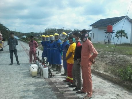 Antisipasi Penanggulangan Corona, PT Musim Mas bersama Upika Lakukan Penyemprotan