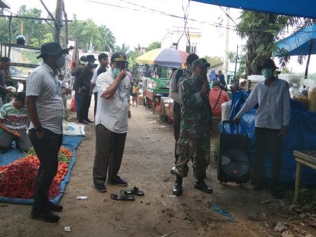 Antisipasi wabah Covid-19, Camat Bandar Petalangan Turun Langsung Tertibkan Pasar Kaget
