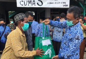 Usai Temui Wartawan, Bupati Pacitan Indartato Secara Simbolis Bagi Bantuan dari Donasi