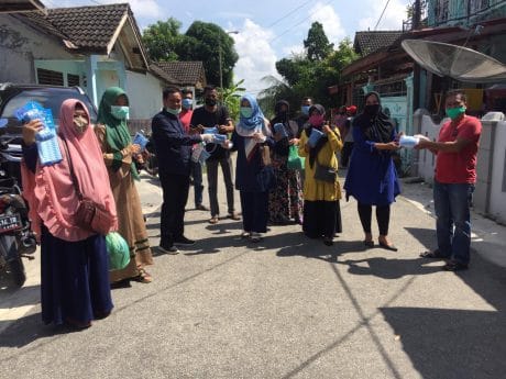 Anggota DPRD Pelalawan Faisal Bagi-Bagi Masker