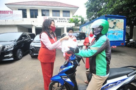 Kowani Berikan Bantuan Sembako pada Warga