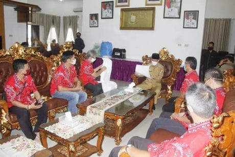 Beri Bantuan APD, Plt Bupati Lampura Apresiasi PSMTI