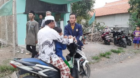 Aliansi Pemuda Pondok Kelor (Alis Poker) Bagikan Vitamin dan Takjil ke Masyarakat