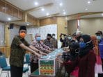 Bupati Tanjab Barat Serahkan Batuan Sembako Bagi Warga Terdampak Covid 19