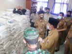 Plt. Bupati Lampura Bagikan Beras pada Warga di 15 Kelurahan