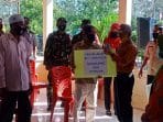 Bupati Pelalawan Serahkan BLT Dana Desa Tahap I di Kecamatan Bunut