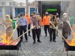 Dihadiri Plt Bupati, Kejaksaan Negeri Lampura Musnahkan Narkotika dan Senpi