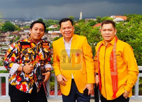 Achmad Taufan Soedirjo (Plt Ketua Ormas MKGR Banten) bersama Ketua Umum Ormas MKGR Roem Kono dan Sekertaris Jenderal Adies Kadir.