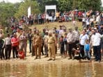Bupati Safrial Hadiri Panen Ikan di Sungai Lubuk Larangan Raja Gagak