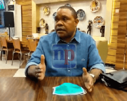 Hermus Indouw calon Bupati Manokwari sedang melakukan sesi wawancara.