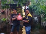Korban Banjir Di Kelurahan Bukit Datuk Rt 01 Kota Dumai Terima Bantuan dari GCD dan KBBD