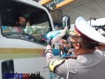 Polda Metro Bagikan 4000 Paket Beras dan Masker di Lima Gerbang Tol