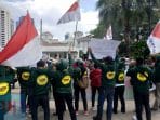 Ratusan Warga Jakarta Datangi Balaikota, Minta Anies Tindak Oknum yang Bermain di Penyaluran Bansos