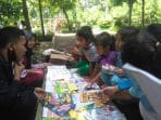 Kenalkan Literasi, Dunia Belajar Bersama Gubuk Tulis Gelar Tebar Baca di Taman Merjo